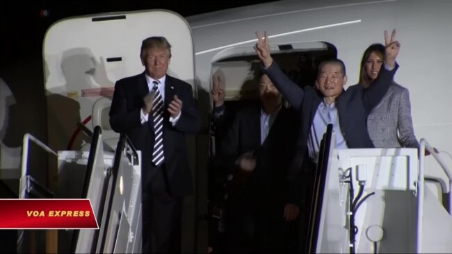 Ông Trump đón 3 người Mỹ được Triều Tiên phóng thích