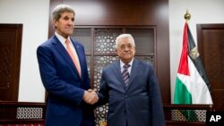 Ngoại trưởng Mỹ John Kerry (trái) bắt tay Tổng thống Palestine Mahmoud Abbas trong buổi gặp gỡ ở Ramallah, ngày 24/11/2015. 