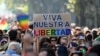 Una manifestante sostiene un cartel durante una marcha nacional convocada por mujeres y grupos de orgullo LGBTQ, en repudio a los comentarios del presidente Javier Milei en Davos sobre el feminismo y la comunidad LGBT, en Buenos Aires el 1 de febrero de 2025.