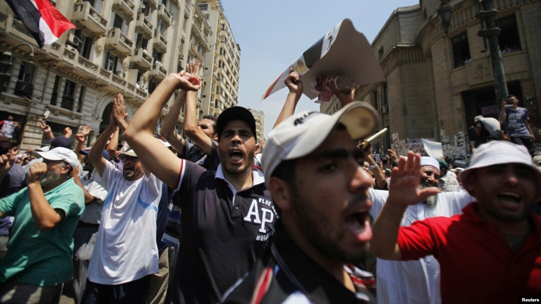 Người ủng hộ Tổng thống Ai Cập bị lật đổ Mohamed Morsi xuống đường biểu tình tại trung tâm thành phố Cairo.