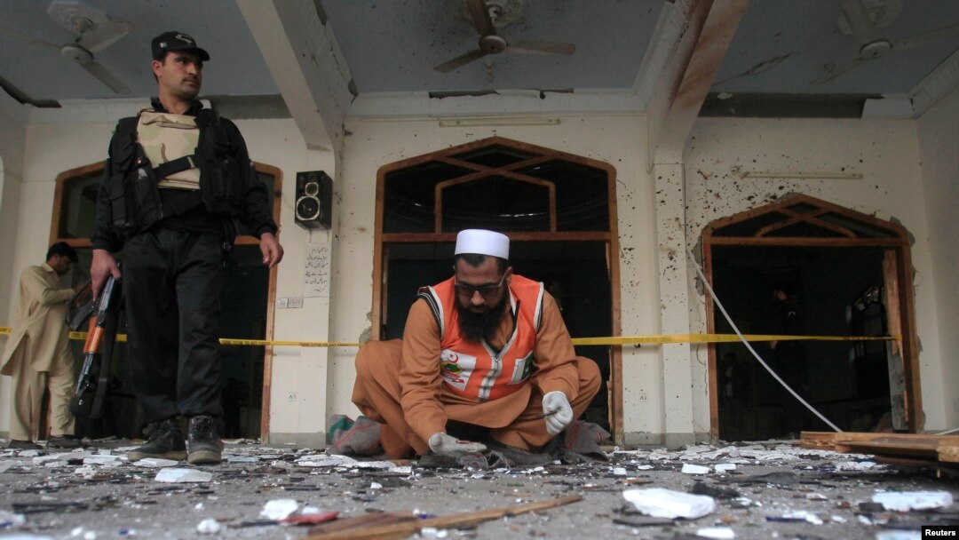 Pokistonning Peshavor shahrida bomba hujumiga uchragan shialar masjidi, 13-fevral, 2015-yil.