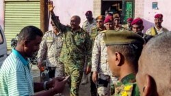 Pemimpin de facto Sudan, panglima angkatan bersenjata Abdel Fattah al-Burhan melambai kepada para pendukungnya saat tiba di sebuah pasar di Port Sudan (foto: dok). 