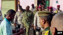 Pemimpin de facto Sudan, panglima angkatan bersenjata Abdel Fattah al-Burhan melambai kepada para pendukungnya saat tiba di sebuah pasar di Port Sudan (foto: dok). 