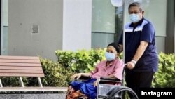 Mantan ibu negara Ani Yudhoyono saat diperbolehkan beraktivitas di luar ruangan di Singapura (Courtesy: Instagram @aniyudhoyono).