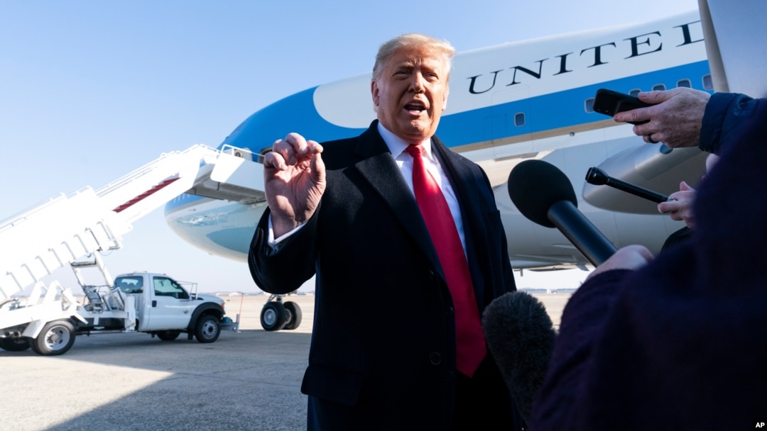 Presiden AS Donald Trump berbicara kepada wartawan di pangkalan udara Andrews di Maryland, sebelum berangkat ke tembok perbatasan di Alamo, Texas, Selasa (12/1). 