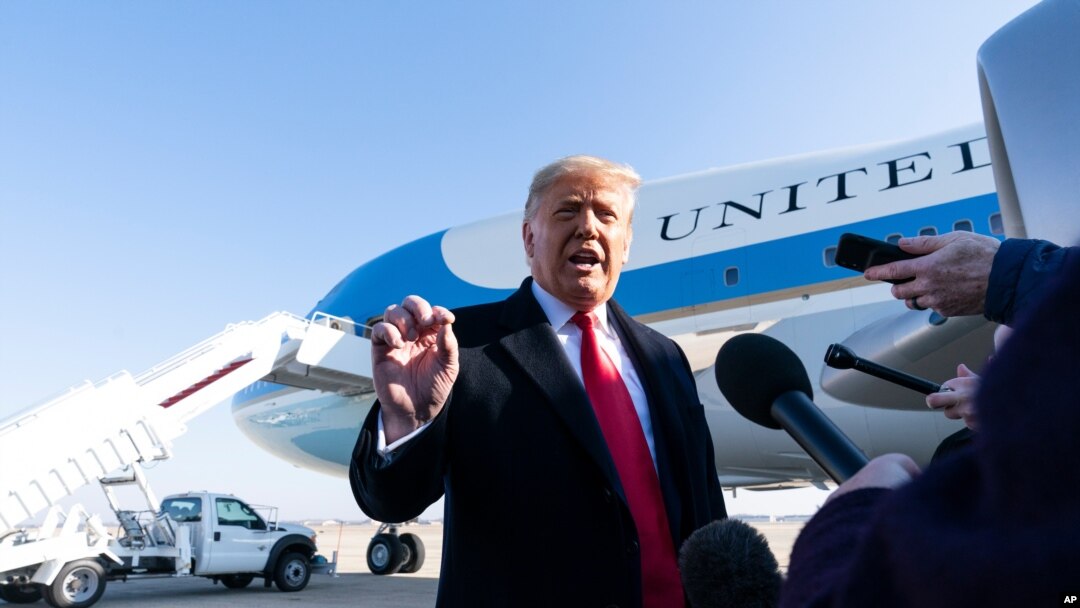 Perezida Donald Trump yishura abanyamakuru imbere yuko afata indege aja i Texas, kw'italiki ya 12-01/2021