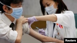 지난 2009년 일본 도쿄의 병원에서 환자가 독감 예방주사를 맞고 있다. (자료사진)