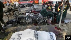 کمک نیروهای امدادی به انتقال مجروحین حمله انتحاری لاهور به بیمارستان