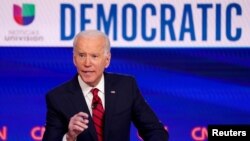 El exvicepresidente Joe Biden habla durante el undécimo debate de candidatos demócratas de la campaña presidencial de EE.UU. 2020, celebrado en los estudios de CNN en Washington sin audiencia por el COVID-19. 15 de marzo de 2020.
