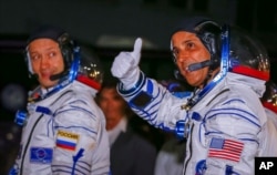 «جو اکبا» از آمریکا و «الکساندر میسورکین» از روسیه – پیش از پرواز به فضا – پایگاه فضایی بایکونور، قزاقستان – ۱۳ سپتامبر ۲۰۱۷
