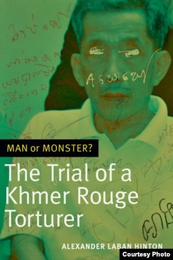 គម្រប​សៀវភៅ “Man or Monster?” ដែល​និពន្ធ​ដោយ​លោក​សាស្ត្រាចារ្យ Alexander Hinton។ (រូបថត​ផ្តល់​ឲ្យ​ដោយ Alexander Hinton)