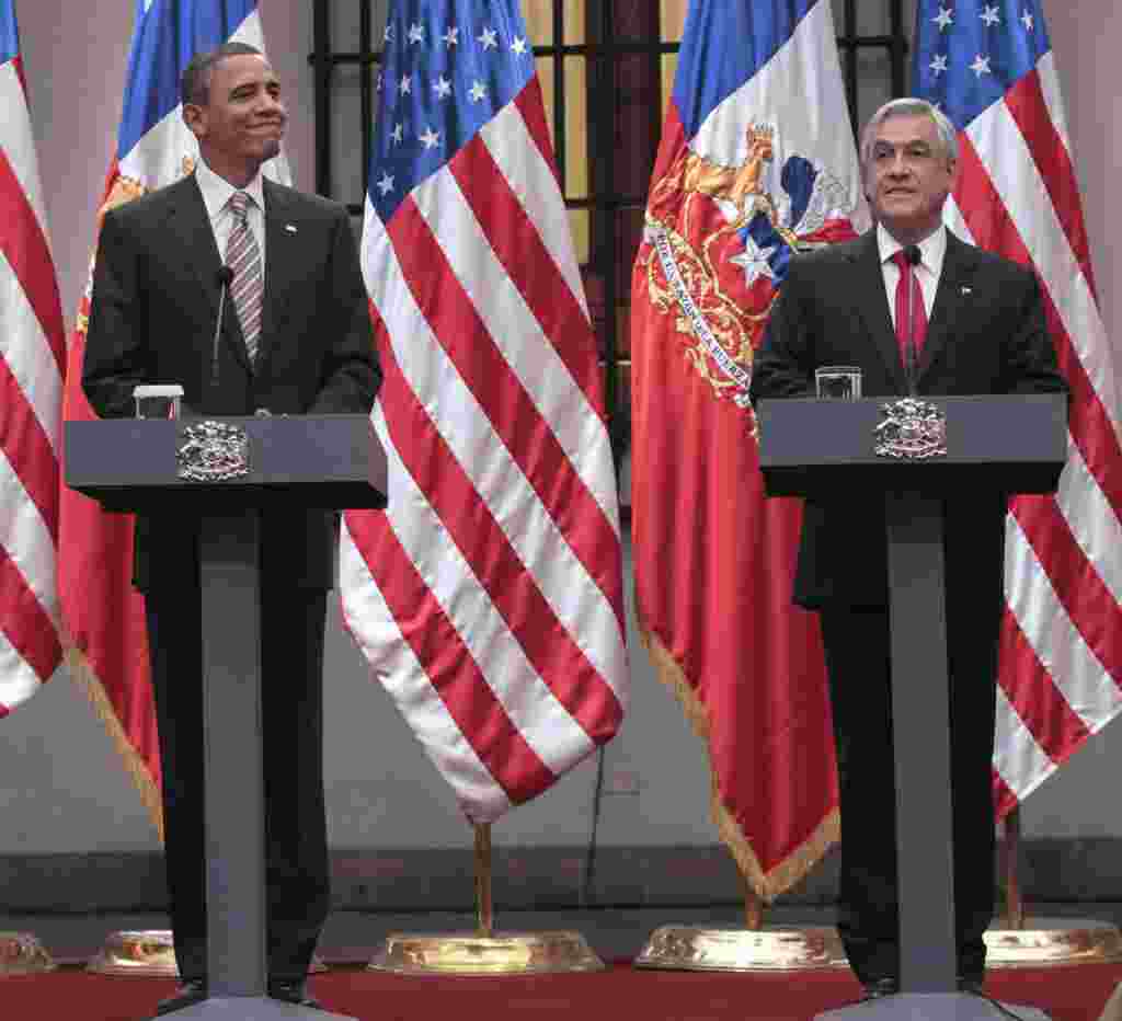 Los presidentes, Barack Obama de EE.UU. y Sebastian Piñera, de Chile, ofrecen una rueda de prensa en conjunto desde el Palacio de La Moneda.