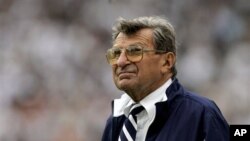 宾夕法尼亚州立大学美式足球主教练帕特诺(Joe Paterno)因对桑达斯基的性侵行为未能及时采取行动而被校董事会解职