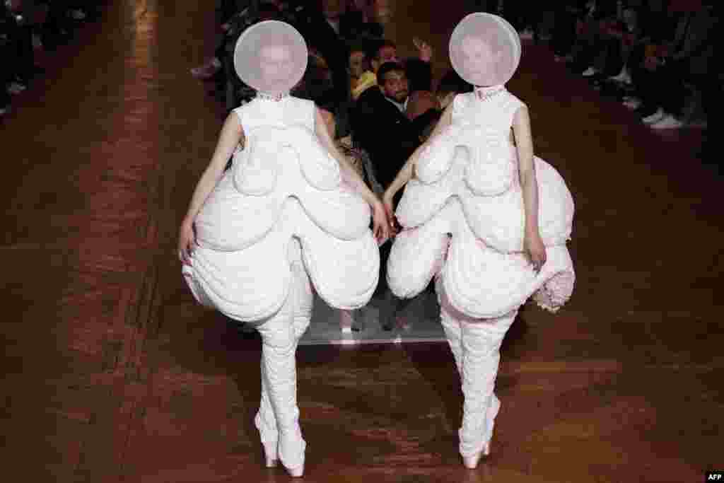 Models present creations by Thom Browne during the women&#39;s 2018 Spring/Summer ready-to-wear collection fashion show in Paris, France.