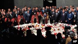 资料照片：亚美尼亚官员在首都埃里温举行的大屠杀103周年纪念活动上悼念被奥托曼土耳其人杀害的死难者。(2019年4月24日)
