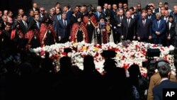 Armenian officials lay flowers at the monument to the victims of mass killings by Ottoman Turks, to commemorate the 103rd anniversary of the genocide in Yerevan, April 24, 2018. 