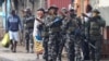 Membros do exército moçambicano patrulham as ruas da capital um dia depois de uma “paralisação nacional” contra o resultado das eleições, em Maputo. Fotografia de arquivo