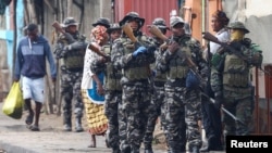 Membros do exército moçambicano patrulham as ruas da capital um dia depois de uma “paralisação nacional” contra o resultado das eleições, em Maputo. Fotografia de arquivo