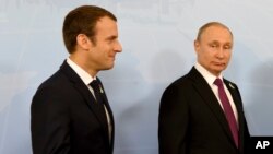 Le président français Emmanuel Macron, à gauche, et son homologue russe, Vladimir Poutine lors du sommet de G20 à Hambourg, Allemagne, 8 juillet 2017.