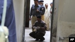 Следственная группа на месте преступления в Лахоре. 12 июля 2012 г.