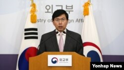 조준혁 한국 외교부 대변인이 24일 서울 외교부 청사에서 북한의 잠수함발사탄도미사일(SLBM) 발사에 대한 논평을 발표하고 있다.