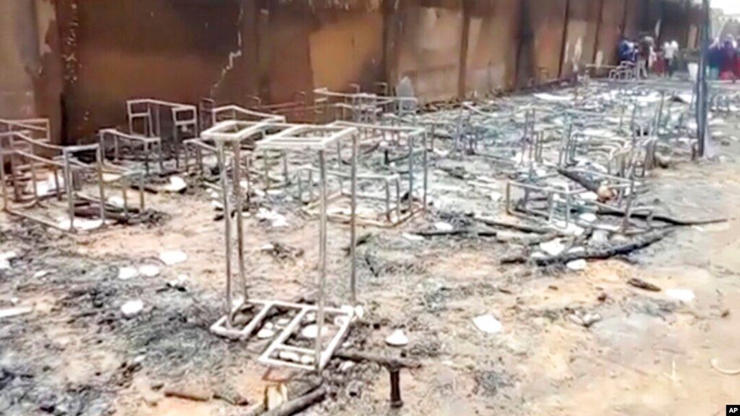 Isanamu yafashwe yerekana intebe, imeza hamwe n'ibindi bikoresho vyaturiwe n'umuriro mw'ishure i Niamey, muri Nijeri, kw'itariki ya 14/04/2021. 