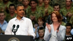 Tổng thống Hoa Kỳ Barack Obama (trái) và Thủ tướng Ausralia Julia Gillar đến thăm binh sĩ Australia tại Căn cứ Không quân Hoàng gia Australia ở Darsin, Australia