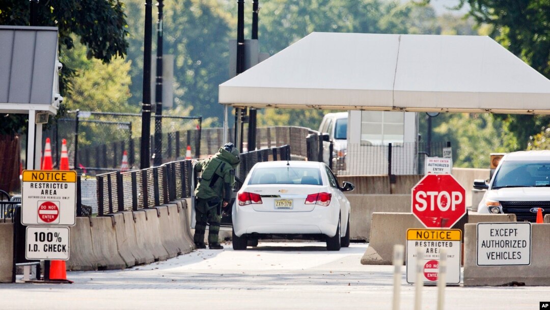 Petugas keamanan mendekati mobil dekat pintu masuk Gedung Putih di Washington, 20 September 2014. 