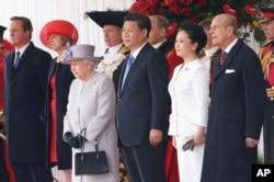 2015年10月20日， 英国女王伊丽莎白二世和菲利普亲王，英国首相卡梅伦和内政大臣特蕾莎·梅欢迎中国主席习近平和夫人彭丽媛对英国进行国事访问