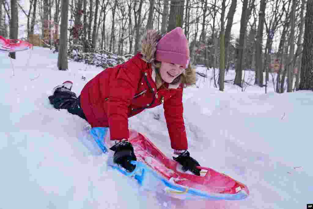 کودکی در ایالت نیوجرسی بعد از بارش برف نسبتا سنگین، بازی می‌کند. چند ایالت در شمال شرقی آمریکا شاهد بارش برف سنگین بودند. 