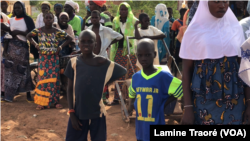 Des femmes et des enfants déplacés à Djibo, à Djibo, le 1 octobre 2019. (VOA/Lamine Traoré)
