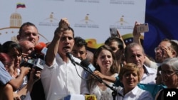 Le président de l'Assemblée nationale du Venezuela, Juan Guaido, présente les marques de menottes sur ses poignets à ses patisans.