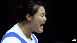 지난 2010년 싱가포르에서 열리 청소년 올림픽에서 북한의 김격황 선수가 63kg급 역기를 들어올리고 있다.