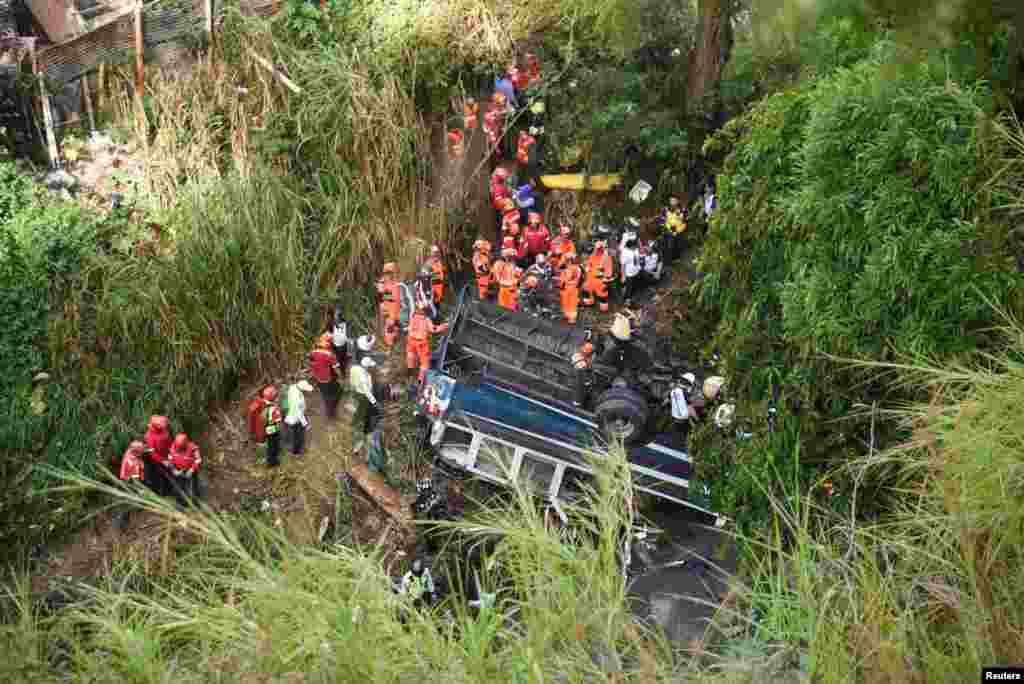 Al menos 50 personas murieron tras la caída de un autobús hacia un barranco en una carretera a Ciudad de Guatemala.