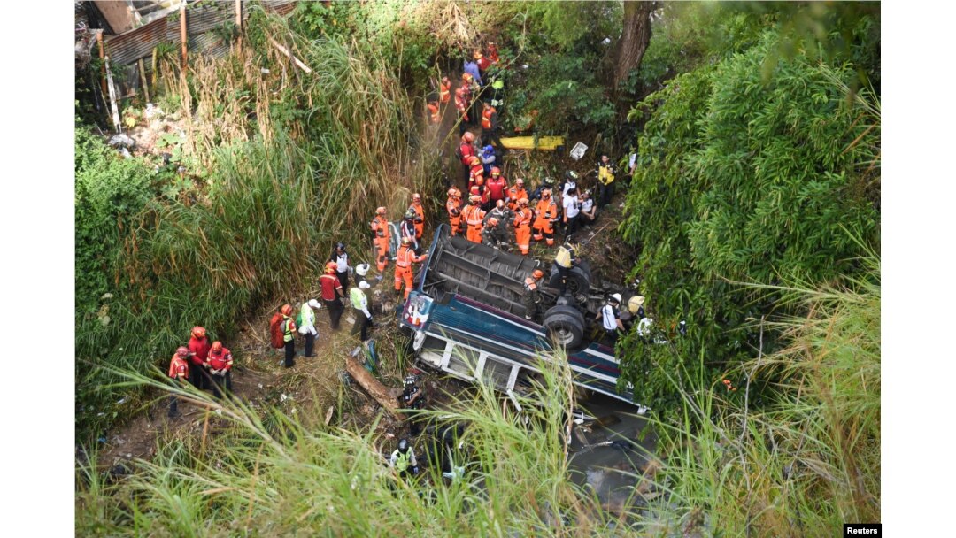 En Fotos | Al menos 50 muertos tras la caída de un autobús en un río en Guatemala