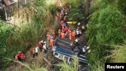 En Fotos | Al menos 50 muertos tras la caída de un autobús en un río en Guatemala