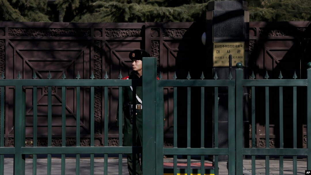 Seorang polisi paramiliter berjaga di luar Kedutaan Korea Utara di Beijing (Foto: dok).