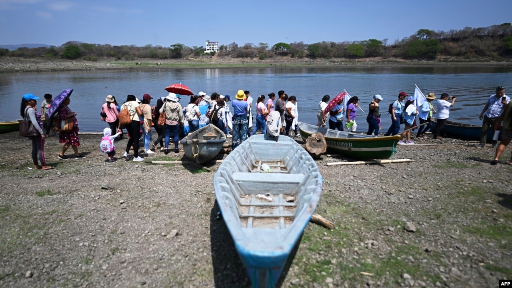 Defensores ambientales de El Salvador, Guatemala y Honduras realizan una manifestación contra la empresa minera Cerro Blanco en el lago Guija en Metapán, El Salvador, el 19 de abril de 2024.
