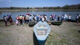 Defensores ambientales de El Salvador, Guatemala y Honduras realizan una manifestación contra la empresa minera Cerro Blanco en el lago Guija en Metapán, El Salvador, el 19 de abril de 2024.
