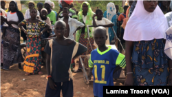 Des femmes et des enfants déplacés à Djibo au Burkina Faso le 1 octobre 2019. (VOA/Lamine Traoré)