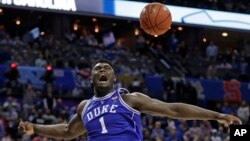  Zion Williamson, alors vedette de l'université Duke, Charlotte, le 15 mars 2019. (AP Photo/Nell Redmond)