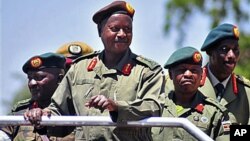 Presiden Uganda Yoweri Museveni (depan) melakukan inspeksi terhadap pasukan Uganda di kota Soroti (foto: dok). Pasukan Uganda membantu militer Sudan Selatan dalam pertempuran dengan pemberontak. 