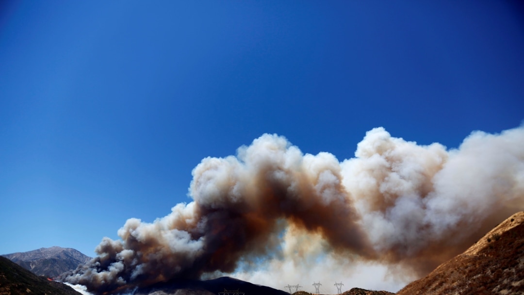 Chiroyli yoshlar bir-birining ogziga squirting