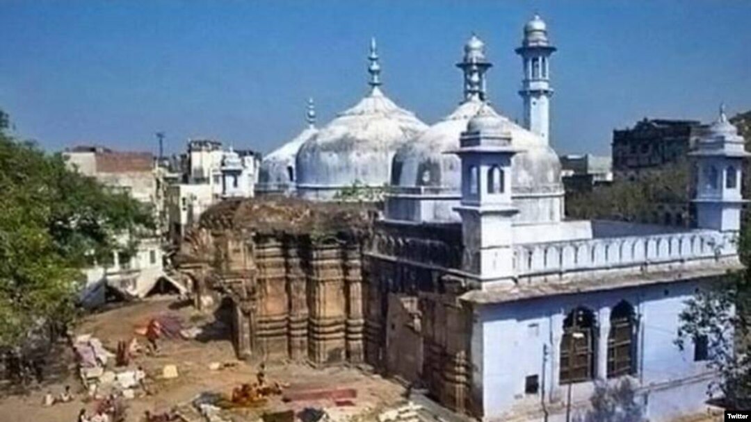 کاشی وشوناتھ مندر اور گیان واپی مسجد ایک دوسرے سے متصل ہیں۔ (فائل فوٹو)