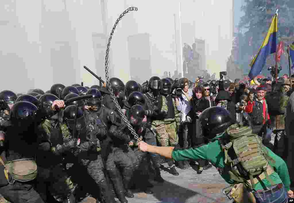 Cảnh sát đụng độ với người biểu tình bên ngoài quốc hội ở Kiev, Ukraine, trong khi các đại biểu nhiều lần bỏ phiếu bác những đề nghị chính thức công nhận anh hùng dân tộc đối với một nhóm đảng phái thời Thế chiến thứ hai gây nhiều tranh cãi. 