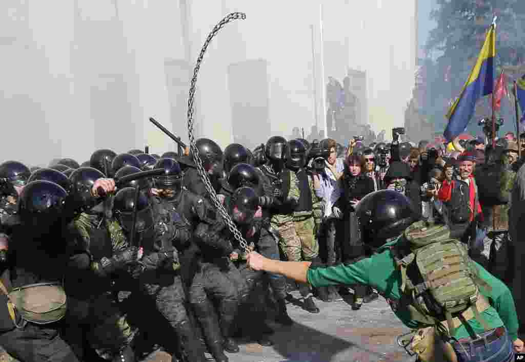 Polisi Ukraina bentrok dengan demonstran&nbsp;di luar gedung parlemen&nbsp;di Kyiv, Ukraina. 