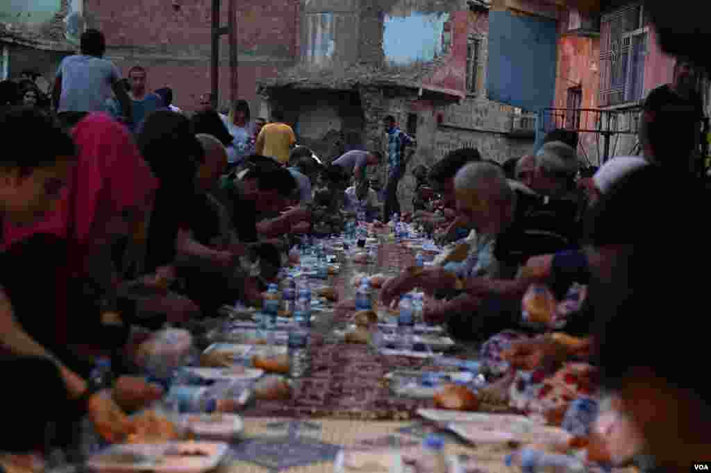 The Confederation of Public Workers' Unions of Turkey organized a large outdoor iftar dinner in Sur, Diyarbakir, Turkey, June 6, 2017. (Mahmut Bozarslan/VOA)