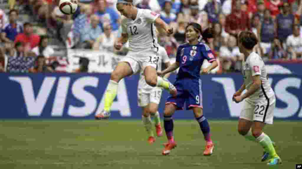 Lauren vacances (12) des Etats-Unis repousse le ballon de la tête au-dessus Nahomi Kawasumi du Japon (9) au cours de la première mi-temps de la Coupe du Monde de football du championnat de football féminin à Vancouver, Colombie-Britannique, le 5 juillet 2015.