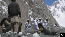 Pakistan army soldiers involved in a rescue work along with locals at the scene of a massive avalanche which buried 140 people including 129 Pakistani soldiers last week at the Siachen glacier in Pakistan, April 18, 2012.
