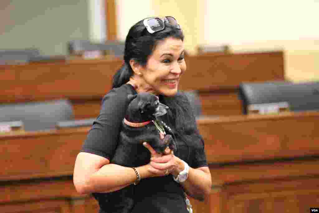 La actriz María Conchita Alonso posa para una foto con su perro, luego de unirse a los venezolanos que estuvieron en el Congreso.